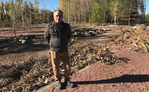 Pellicer en una de las zonas del río donde se están talando los árboles. /S.G.