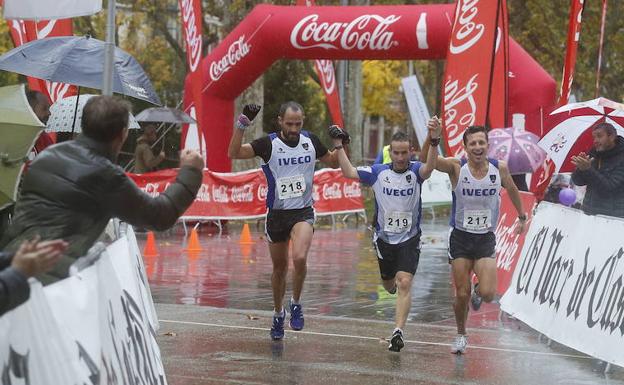 Juan Antonio Galván, David Rodríguez y David Calderón, de Iveco España, ganadores de la primera Carrera de Empresas, celebrada el año pasado./G. V.