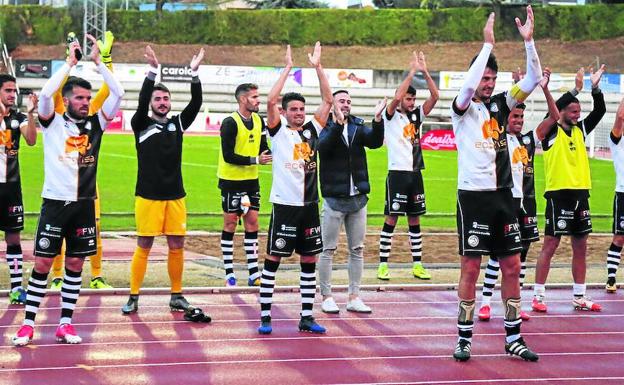 Los jugadores de Unionistas aplauden a su afición tras ganar al Becerril el pasado sábado./MANUEL LAYA