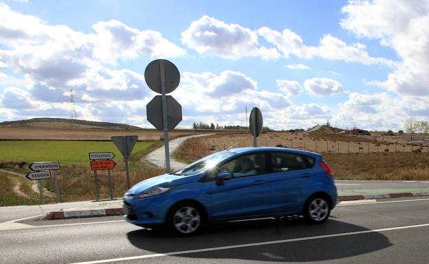 Un vehículo circula a la altura del cruce de la CL-605, uno de los puntos negros del tráfico en la provincia. /Antonio Tanarro