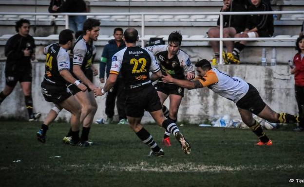 Gonzalo Herreros es placado por un jugador de UBU-Colina Clinic en el encuentro disputado la pasada temporada en Pepe Rojo/Teo García