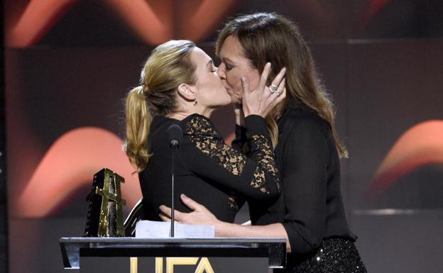 El momento del beso entre Kate Winslet y Allison Janney. /AFP