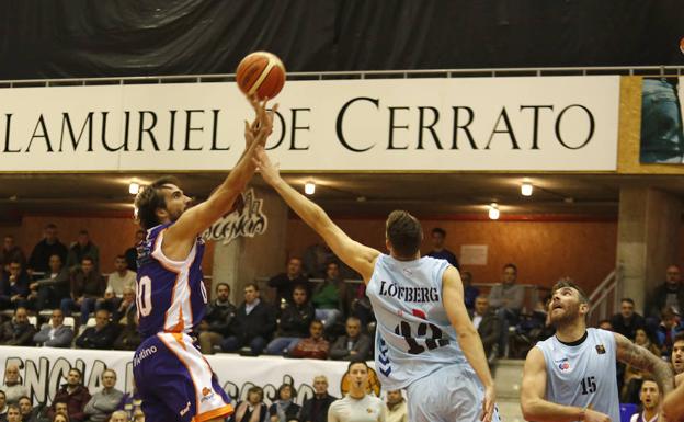 Grimau deja una bandeja ante Löfberg. /Antonio Quintero
