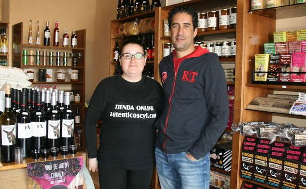 Anael Galindo y Rodrigo Ibáñez, en su tienda Autenticos CyL de Cuéllar./M. R.