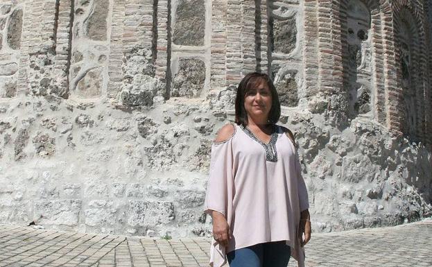 Nuria Fernández, junto al ábside de la iglesia de San Esteban./M. Rico