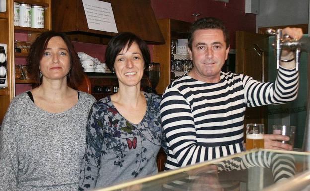 Silvia Garañeda, en el centro, responsable del bar La Cañada./M. R.