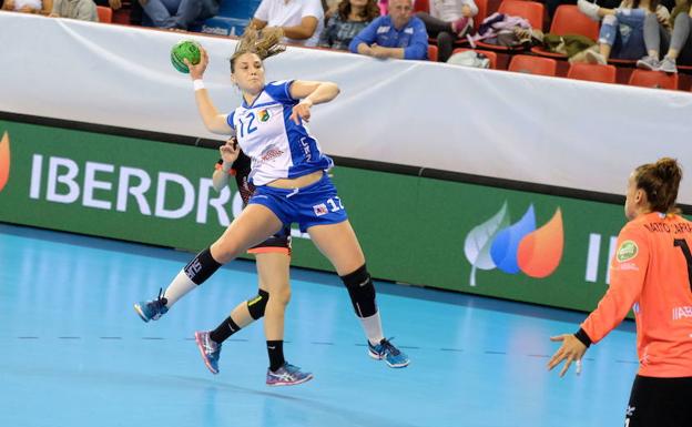 Ángela Nieto, ahora lesionada, en una acción en la pista de Huerta del Rey. /R. Otazo