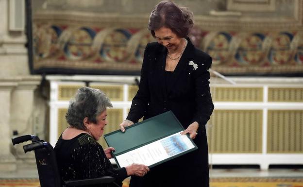 Alegría recibe el reconocimiento de manos de la Reina Sofía./EFE