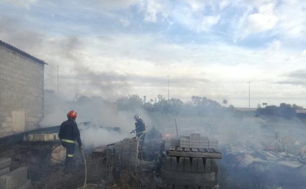 Los Bomberos, durante las labores de extinción./@BomberosVLL