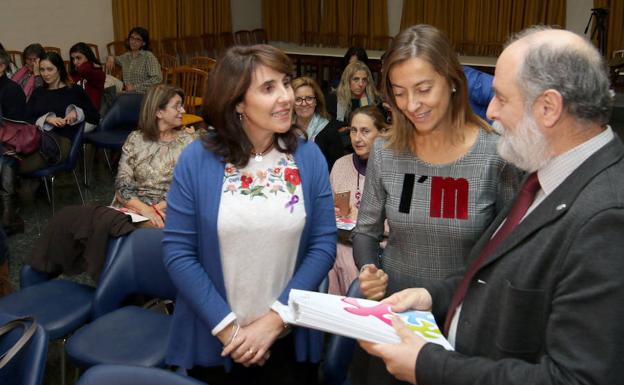 Francisco Javier Alcaraz conversa con la gerente de Servicios Sociales, Carmen Well (i) y la directora general de la Mujer de la Junta, Esperanza Vázquez./Antonio de Torre