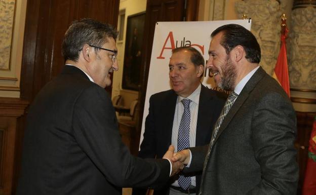 Óscar Campillo, José Miguel Ortega y el alcalde Óscar Puente charlan en los momentos previos a la presentación. /Gabriel Villamil