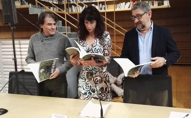Ana Redondo, concejala de Cultura, escoltada por Pedro Ojeda y Eduardo Pedruelo. /El Norte