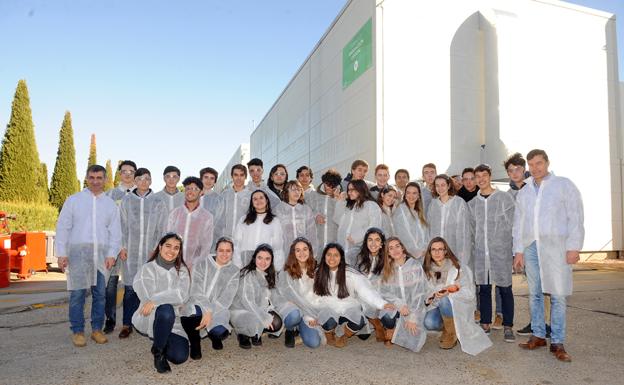 Foto de los alumnos del colegio Ntra. Sra. Lourdes en la visita a AMRI /Fran Jiménez
