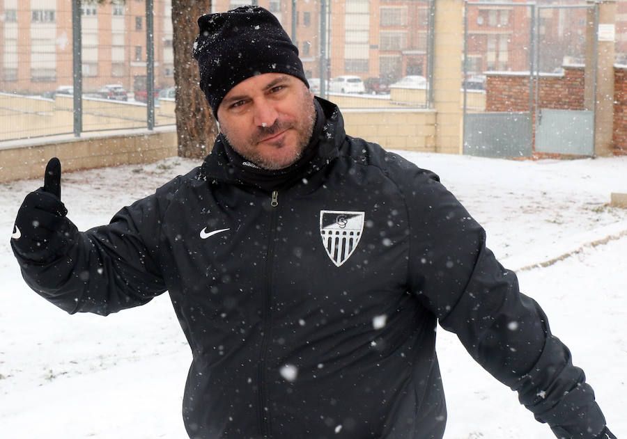 Abraham García realiza un gesto de confianza tras el entrenamiento de este sábado./Antonio de Torre
