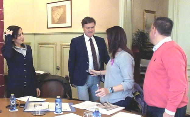 Francisco Vázquez saluda a los asistentes a la reunión de la Mesa de Diálogo Social./El Norte