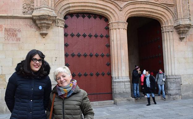 Virginia Carrera y Pilar Moreno, ante la fachada de la Universidad./WORD