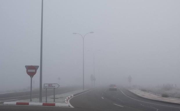 Niebla densa en Salamanca capital durante la mañana de hoy./Ical-David Arranz