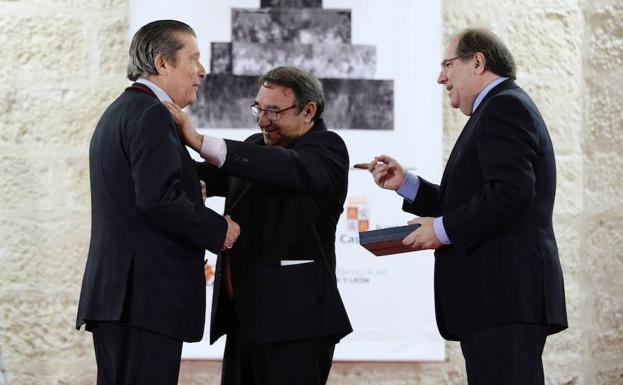 El ex director general de la UNESCO Federico Mayor Zaragoza (i), recibe la distinción "I Comunero de la Paz" de manos del alcalde de Villalar de los Comuneros, Luis Alonso Laguna (c), en presencia del presidente de la Junta de Castilla y León, Juan Vicente Herrera (d)./EFE