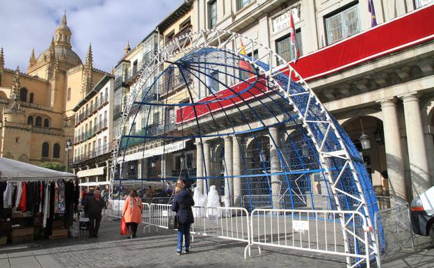 Vista del espacio que ocupa el Belén delante de la fachada del Ayuntamiento. /Tanarro