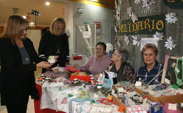 Varias mujeres, en una edición anterior del rastrillo solidario del Centro de Día de Mayores. /M. R.