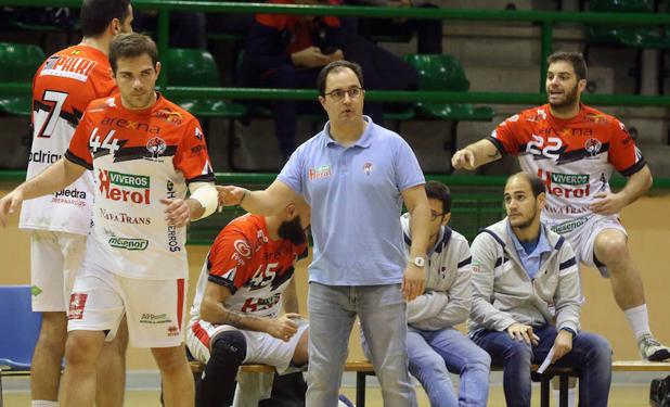 El técnico Dani Gordo da instrucciones a Alonso Moreno en un momento del partido. /Antonio de Torre