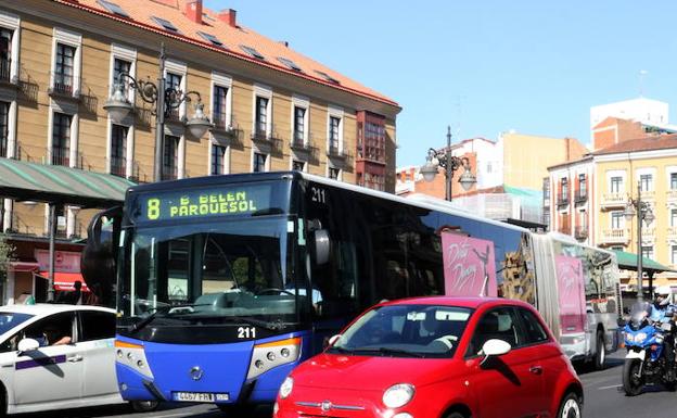 Un autobús urbano en la parada de la Plaza España./H. Sastre