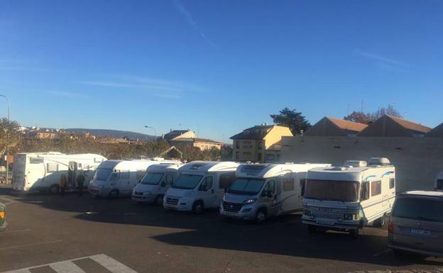 Varias autocaravanas aparcadas en el municipio./WORD