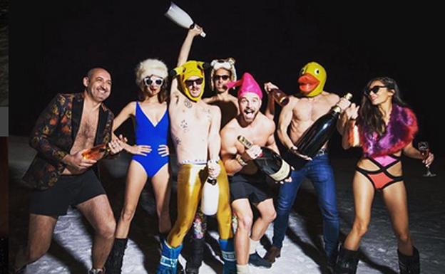 El grupo de amigos posando en la nieve.