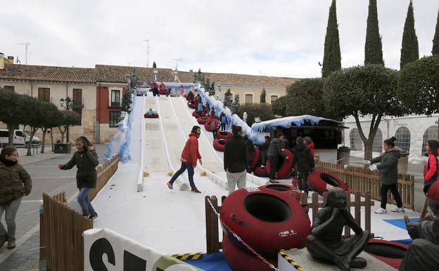 El tobogán de hielo, cerrado el domingo por precaución ante los fuertes vientos, ha funcionado hoy lunes con normalidad. /Antonio Quintero