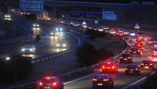 Tráfico denso ayer por la tarde en la A-62./F.J