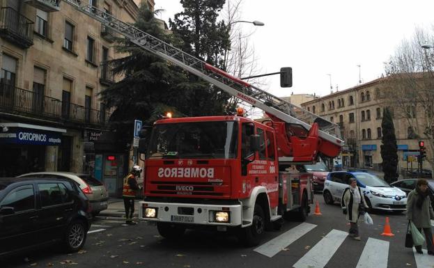 Actuación de los Bomberos, en la calle Wences Moreno./LAYA