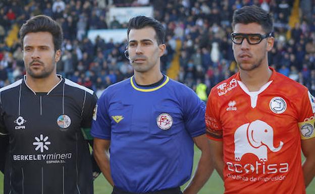 Chamorro, a la derecha, durante el derbi ante el Salmantino, con las gafas protectoras para su ojo izquierdo. /ANTORAZ