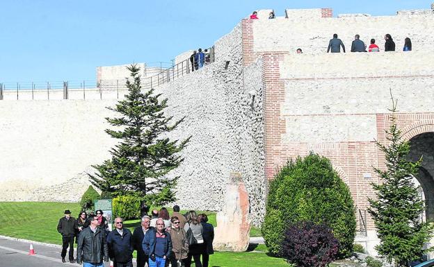 Grupos de turistas en el recorrido por las murallas de Cuéllar. /M. R.