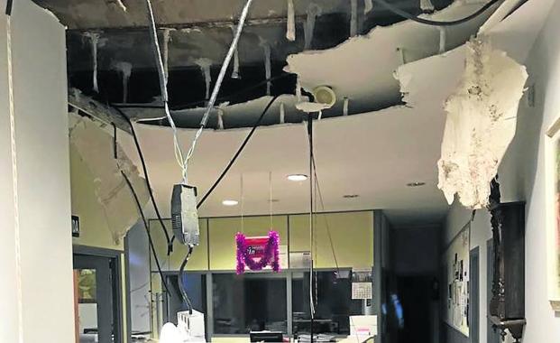 Estado en el que quedó la planta baja después de que parte del falso techo cediera. /El Norte