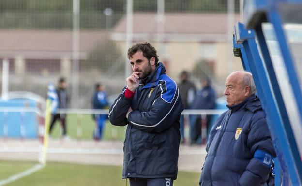Diego Rojas, entrenador de la Arandina, durante un encuentro de Tercera División/Julio Calvo/Arandina CF