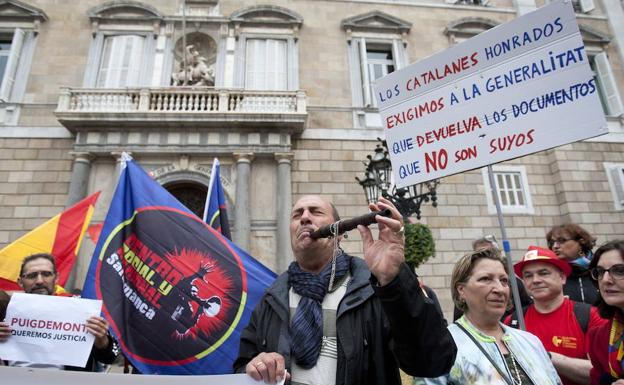 Concentración de protesta de la asociación Salvar el Archivo en abril de 2014 en Barcelona. /WORD