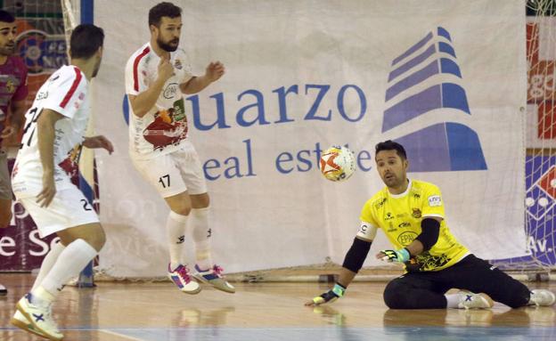 El guardameta Cidao y Buitre, durante un partido en el Pedro Delgado./Antonio de Torre
