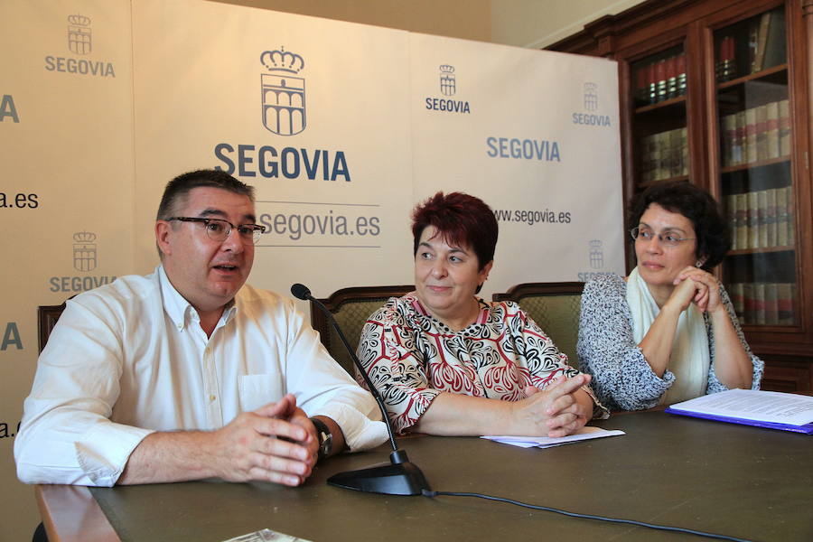 Marifé Santiago (derecha) y Clara Luquero, alcadesa, escuchan al empresario Roberto Moreno, colaborador de la beca./Antonio Tanarro