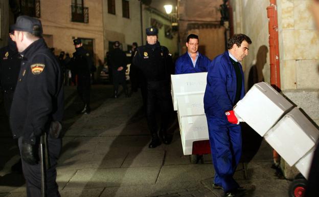 Empleados del Ministerio de Cultura trasladan las cajas con los documentos del Archivo General de la Guerra Civil de Salamanca portegidos por la Policía Nacional./Ramón Gómez