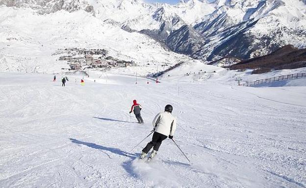 Esquiadores descienden por las pistas de Formigal-Panticosa/Archivo