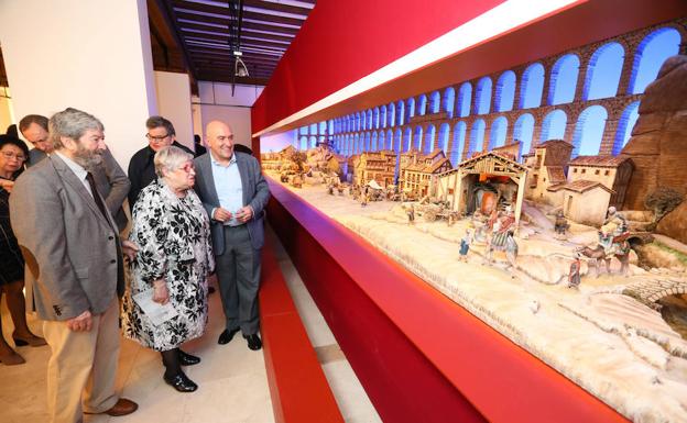 Carnero visita el Belén Monumental./DPV