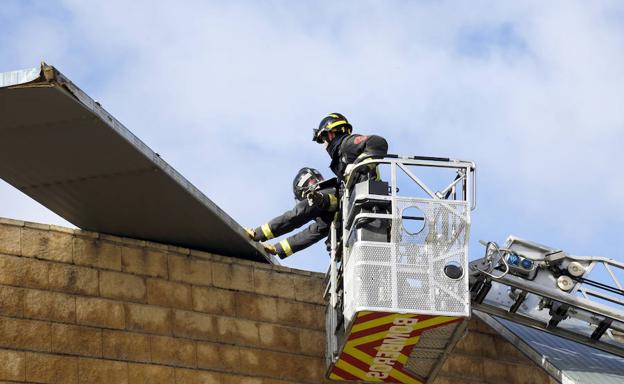 Los bomberos retiran el lunes la cubierta dañada. /Antonio Quintero