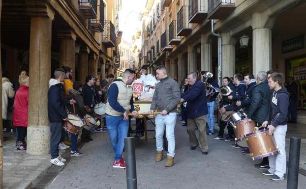 La banda del Cristo de la Clemencia durante la recogida de alimentos en la Calle Mayor./Miguel García Marbán
