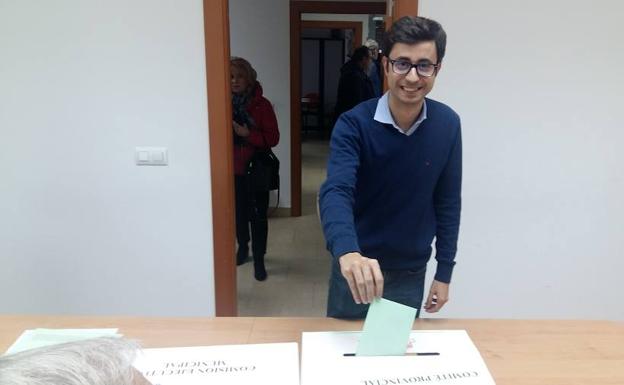 José Luis Mateos, en el momento de votar./Word