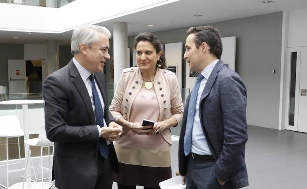 Mariano Gredilla, de la Junta, conversa con la directora del Sippe, Mili Pizarro y Juan Manuel Corchado. /WORD