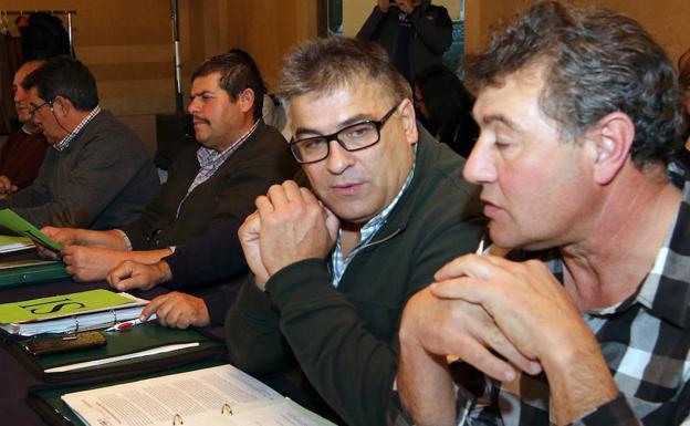 Juan Manuel Palomares (centro) tras ser elegido como nuevo presidente. /Antonio De Torre