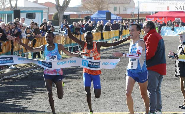 Barega gana por un cuerpo a Kiplimo. /Marta Moras