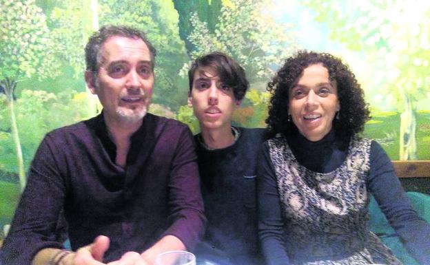 Los emprendedores Carmen Martín y Miguel Ángel Muñoz posan con su hijo. /El Norte