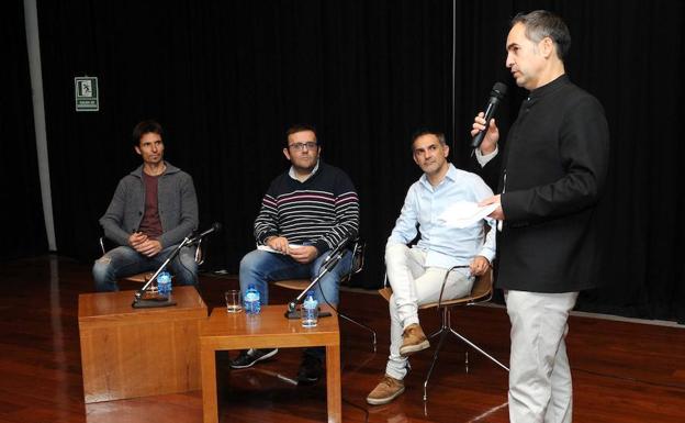 El director de la Casa de la India, Guillermo Rodríguez, presenta el coloquio en presencia de Álvaro Rubio, Ignacio Bailador y Manuel Retamero. /R. Otazo