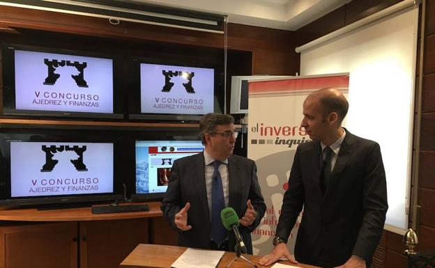 el director del Magistral, Marcelino Sión, y el responsable de banca privada en Andbank y representante de El Inversor Inquieto, Cristian Santos, durante la presentación esta mañana del Concurso de Ajedrez y Finanzas/